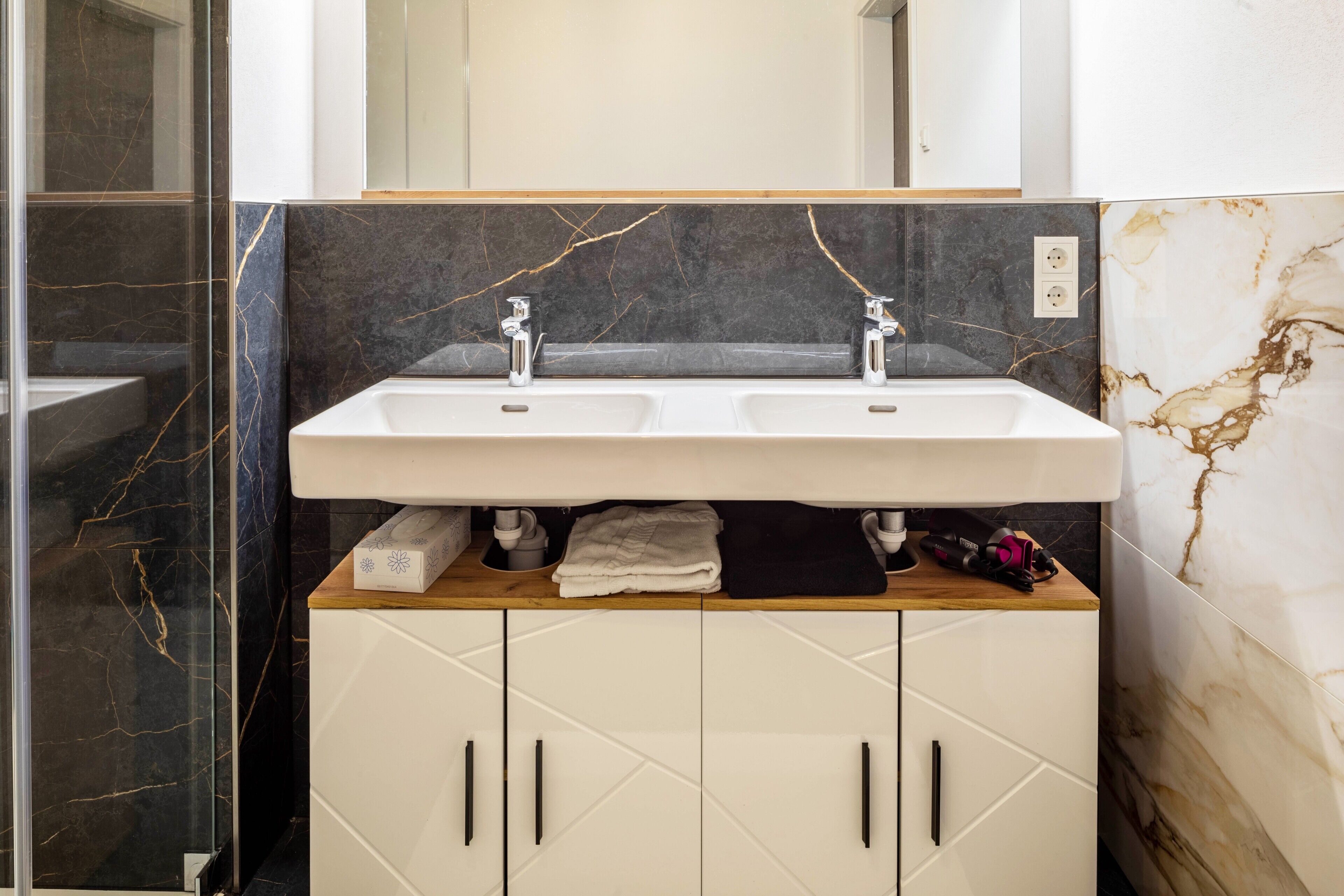 Dusche, kostenlose Toilettenartikel, Haartrockner, Handtücher