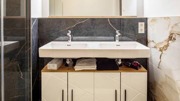 Dusche, kostenlose Toilettenartikel, Haartrockner, Handtücher