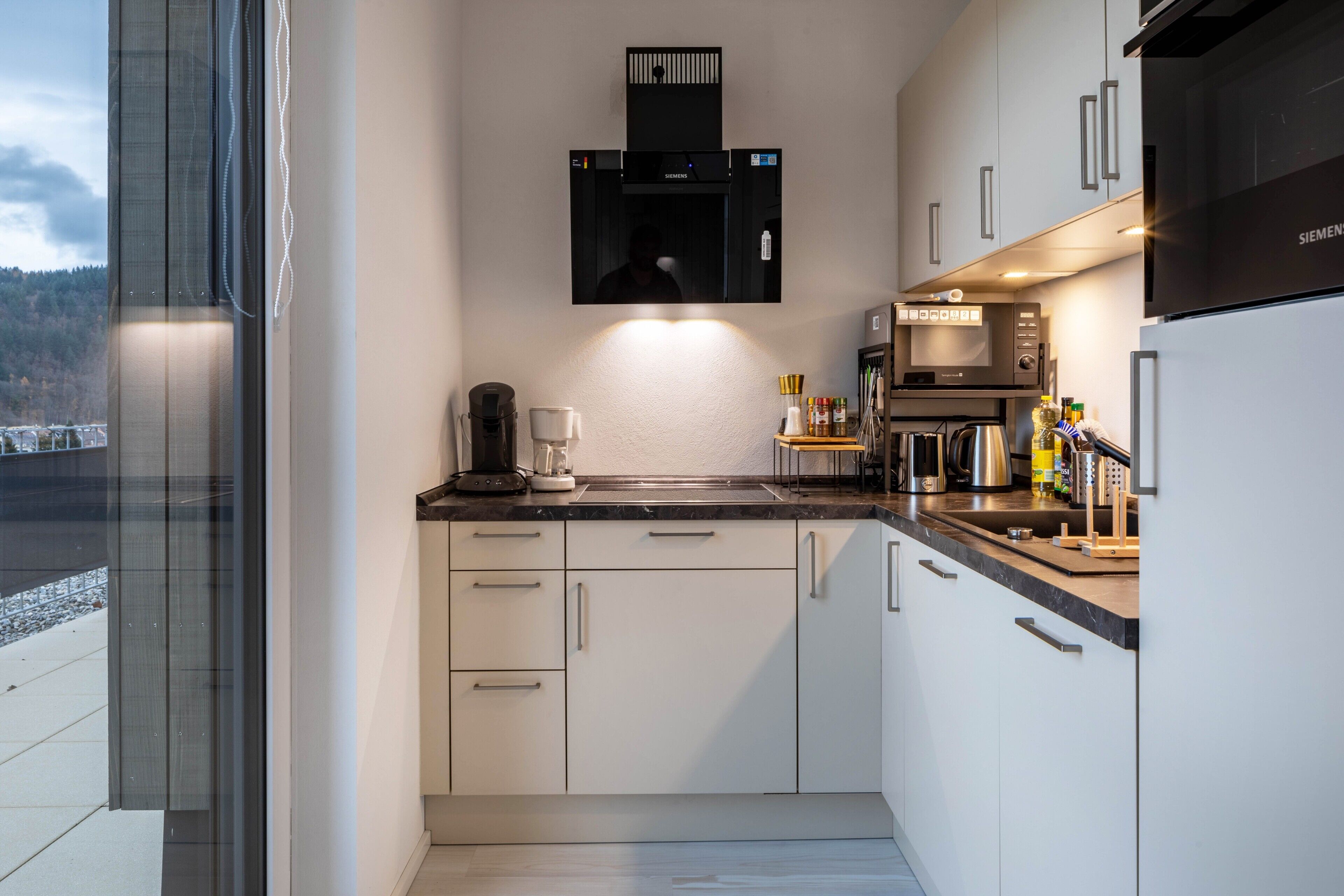 Een koelkast, een magnetron, een oven, een kookplaat