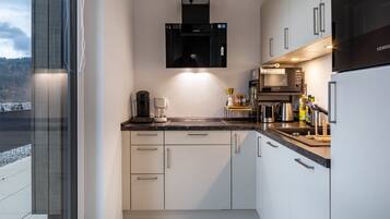 Een koelkast, een magnetron, een oven, een kookplaat