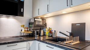 Kaffetrakter/tekoker, kjøleskap, mikrobølgeovn og ovn