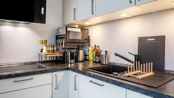 Frigorifero, microonde, forno, piano cottura