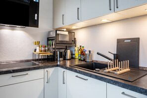 Réfrigérateur, micro-ondes, four, plaque de cuisson