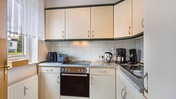 Jääkaappi, mikroaaltouuni, uuni, liesi