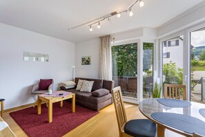 Una sala de estar moderna con un sofá, una mesa de centro y una mesa de comedor.