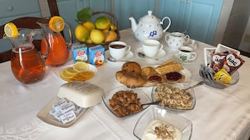包含每日当地美食早餐