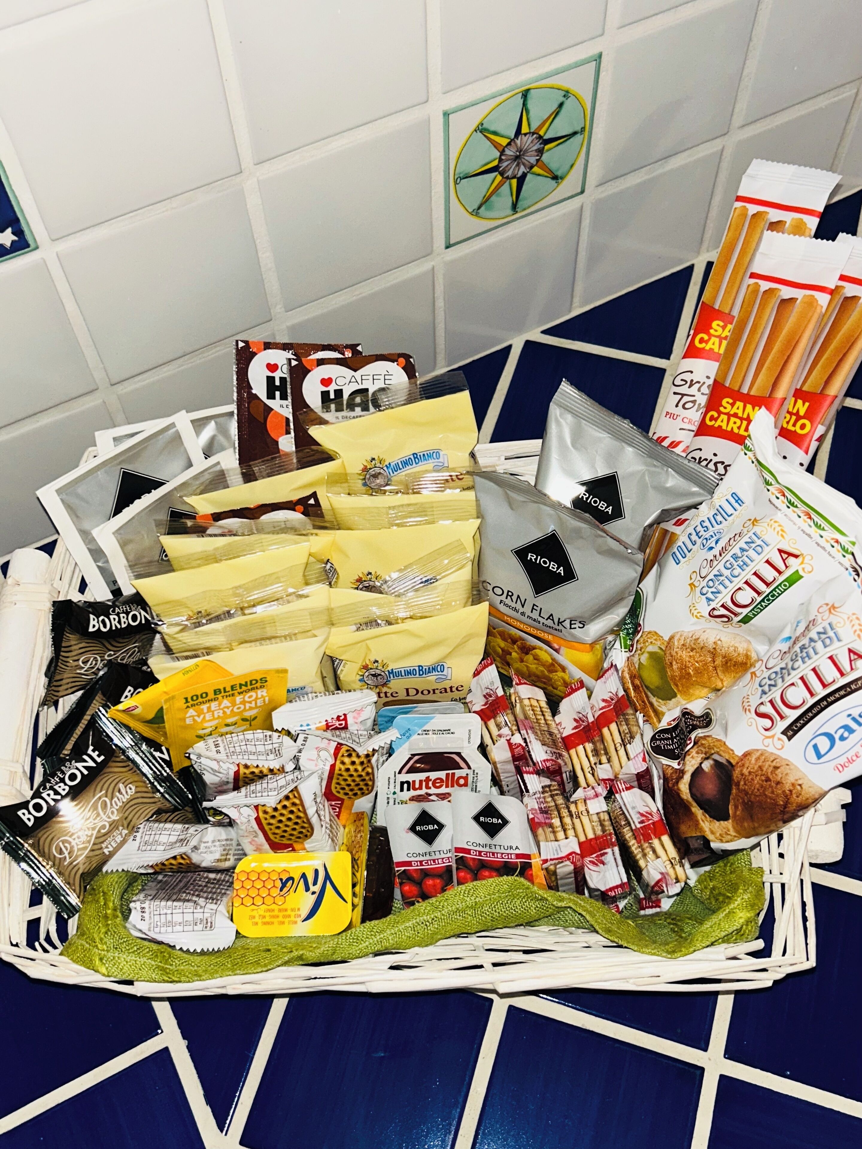 Una variedad de alimentos y aperitivos envasados dispuestos en una cesta.