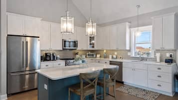 Fridge, oven, dishwasher, coffee/tea maker