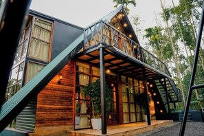 Outdoor dining - Ethnic Villa Wayanad (Sulthan Bathery)