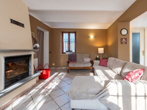 Una televisión, una chimenea