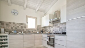 A modern kitchen with a built-in oven, a sink, and a window. - Beautiful private villa for 7 guests with private pool, A/C, WIFI, TV and patio (Budoni)