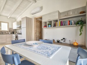 Dining - Beautiful private villa for 7 guests with WIFI, private pool, A/C, TV and patio (Budoni)