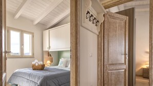 A bedroom with a bed, bedside table, lamp, and a window. - Beautiful private villa for 7 guests with private pool, A/C, WIFI, TV and patio (Budoni)