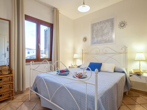 1 slaapkamer, een strijkplank/strijkijzer