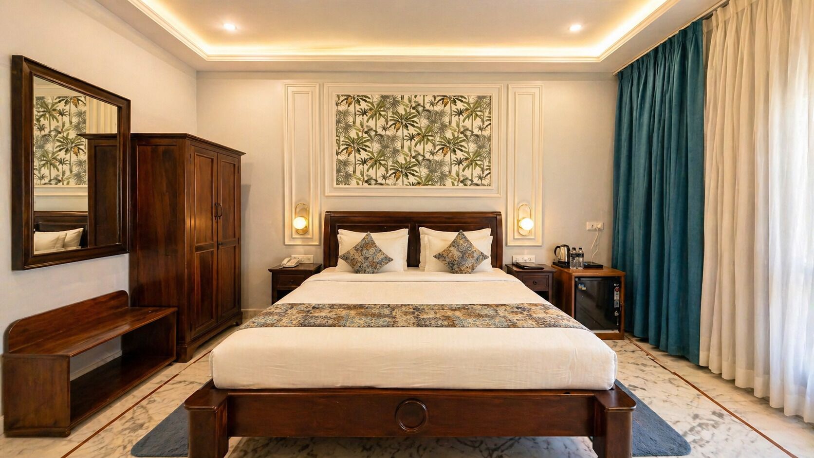 Une chambre à coucher bien aménagée, avec un grand lit, une armoire en bois, un banc, une table de chevet avec une lampe et un miroir fixé au mur.
