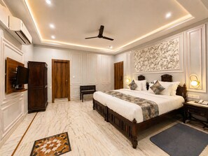 Flamingo Twin Bed Room Lake View | Ropa de cama de alta calidad, minibar, escritorio y wifi gratis 
