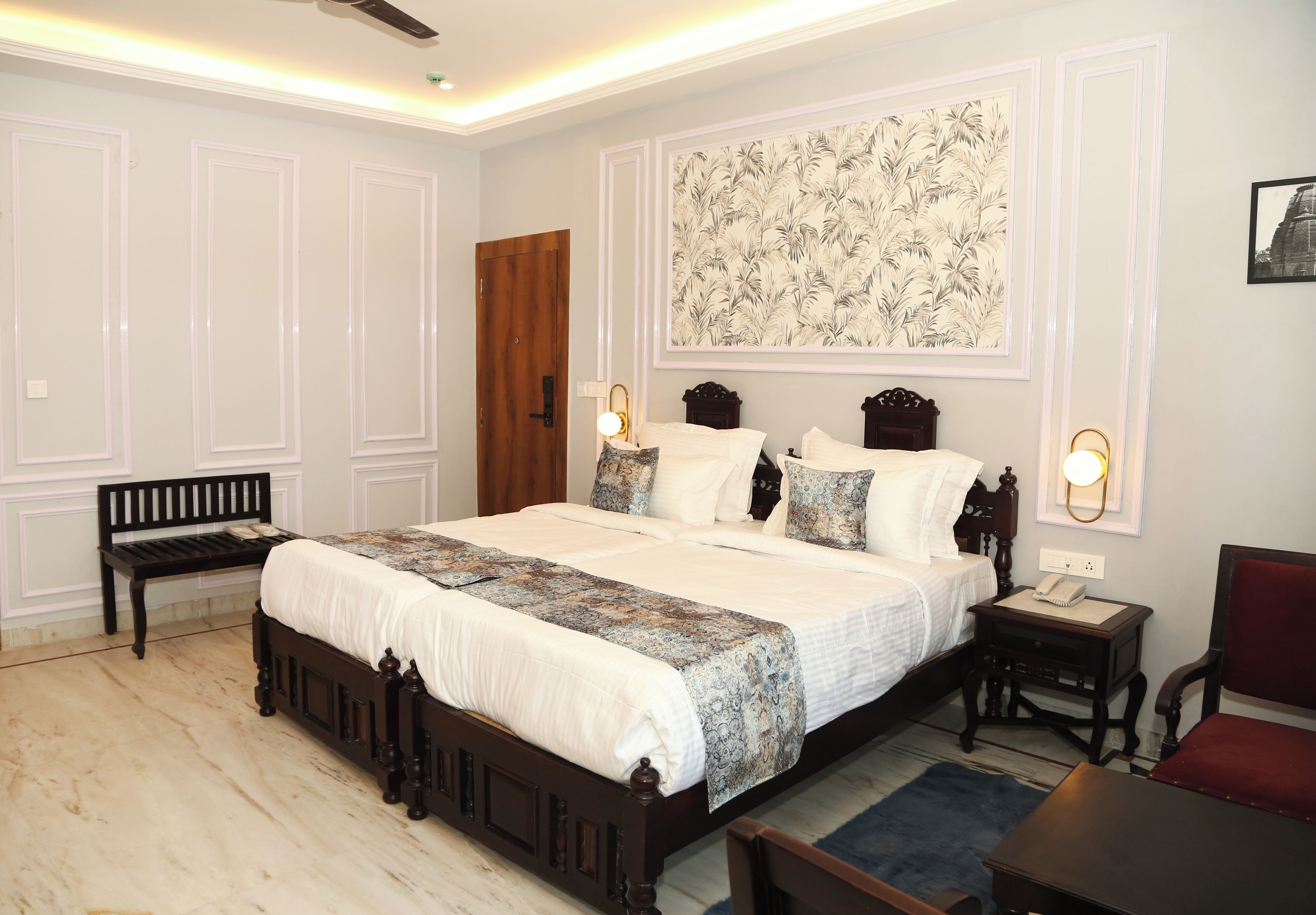 Ropa de cama de alta calidad, cubrecamas y minibar 