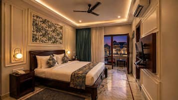Premium bedding, minibar, desk, free WiFi