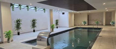 Una piscina cubierta