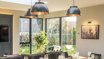 House | 5 bedrooms, desk