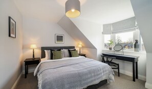 House | 5 bedrooms, desk