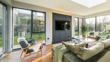 House | 5 bedrooms, desk
