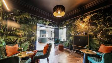 House | 5 bedrooms, desk