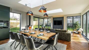 House | 5 bedrooms, desk