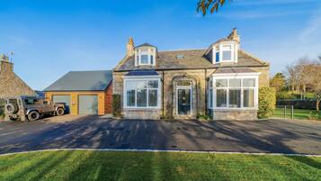 House | 5 bedrooms, desk