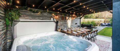 House | 5 bedrooms, desk