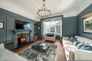 House | 5 bedrooms, desk