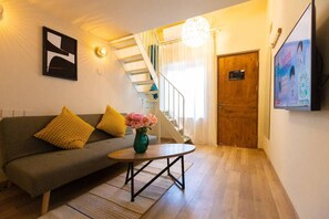 Laptop workspace, blackout curtains, iron/ironing board, free WiFi - Beijing Drum Tower Loft Courtyard Hotel (Beijing)