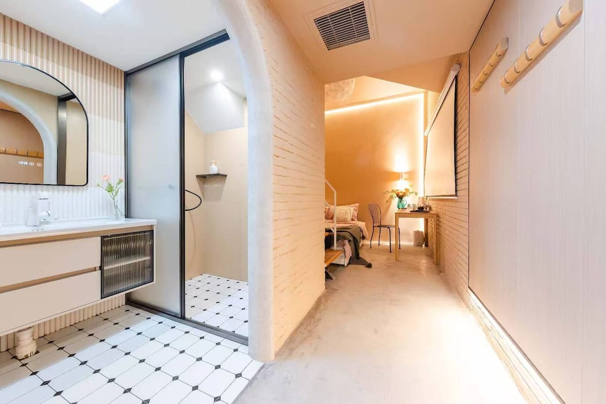 Habitación cuádruple familiar, no fumadores | Espacio para trabajar con un portátil y cortinas opacas