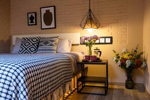 Espacio para trabajar con laptop y cortinas blackout
