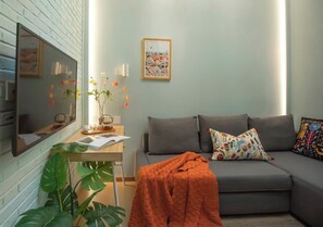 Laptop workspace, blackout curtains, iron/ironing board, free WiFi - Beijing Drum Tower Loft Courtyard Hotel (Beijing)