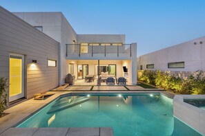 A heated pool - Palladium Palace: Pool+Spa, BBQ, EV Charger, Miralon! (Palm Springs)