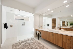 Douche, sèche-cheveux, serviettes fournies, savon
