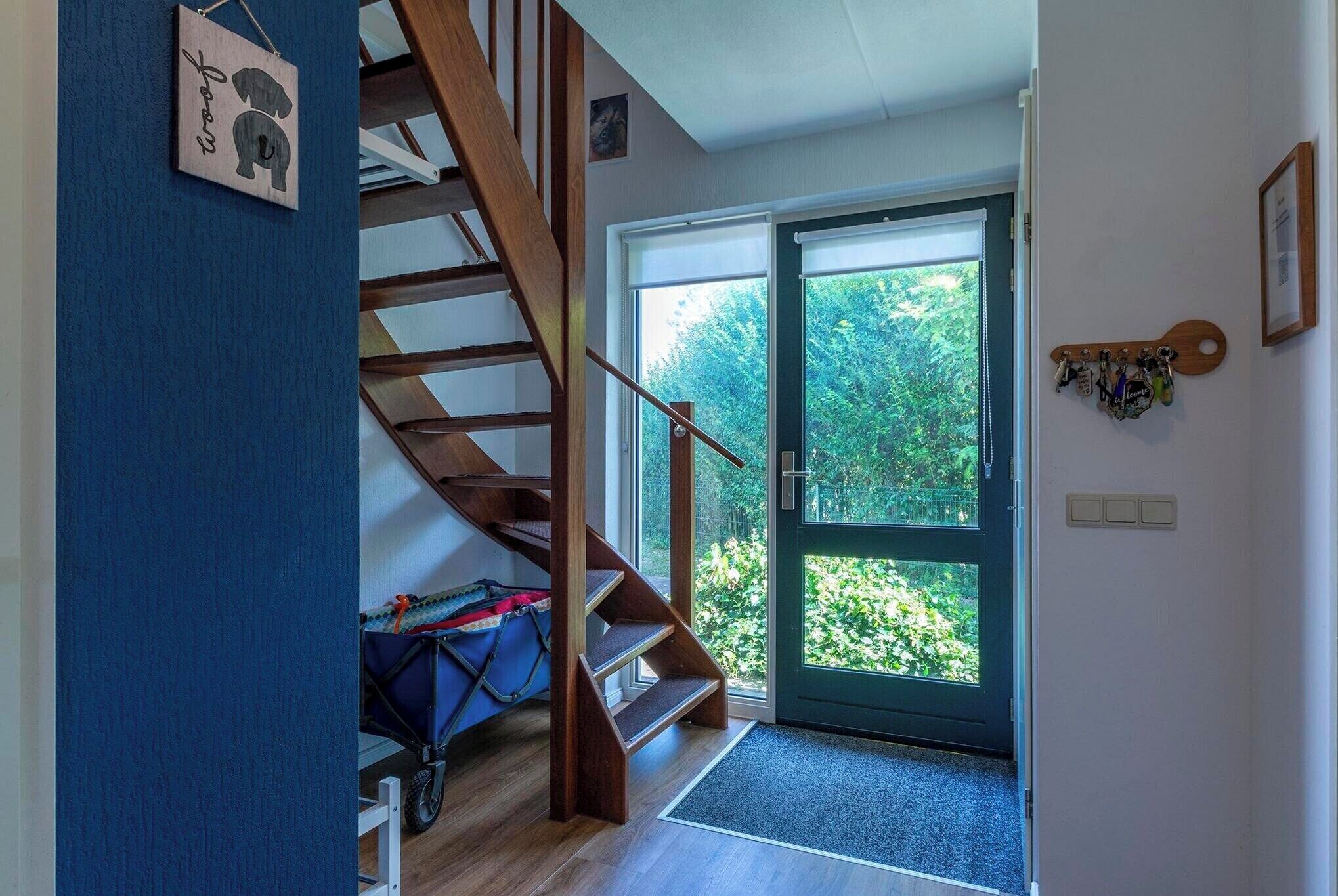 Een trap die leidt naar een kamer met uitzicht op groen.