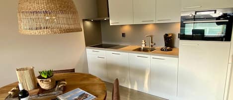 Geladeira, micro-ondas, cooktop, lava-louças