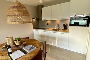 Kühlschrank, Mikrowelle, Herdplatte, Geschirrspüler