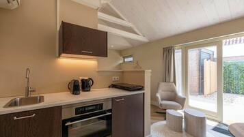 Frigorífico, microondas, horno y placa de cocina