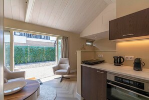 Fridge, microwave, oven, stovetop - Beautiful suite on the village square (Callantsoog)