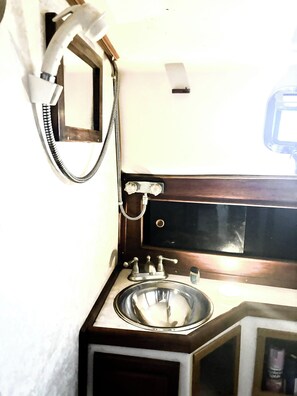 Hytte, terrasse, utsikt mot bukt | Bad | Toalettpapir