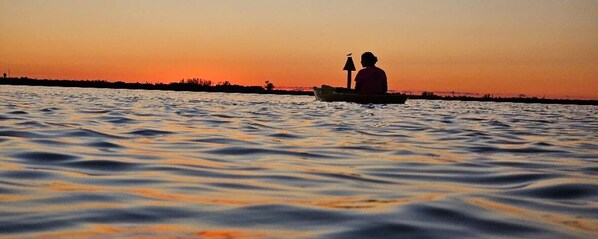 På stranden, hvit sand og 3 strandbarer