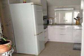 Geladeira, micro-ondas, fogão, cooktop
