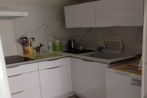 Een koelkast, een microgolfoven, een oven, een kookplaat