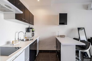 Refrigerador, microondas, horno, placa de cocina