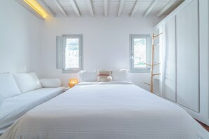 5 chambres, fer et planche à repasser, lit de bébé portatif