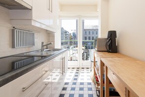 Fridge, microwave, oven, stovetop