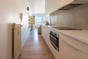 Réfrigérateur, micro-ondes, plaque de cuisson, lave-vaisselle